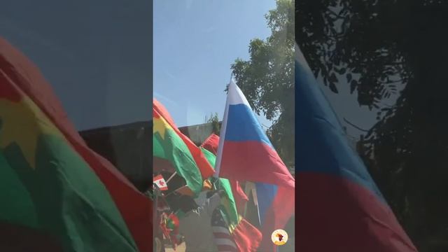 Вот так, избавляясь от американских флагов, столица Буркина-Фасо освобождается от влияния США смотреть онлайн