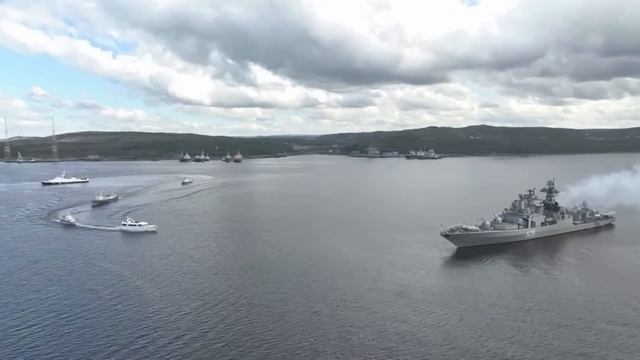 Военно-морской парад ко Дню ВМФ в Североморске смотреть онлайн