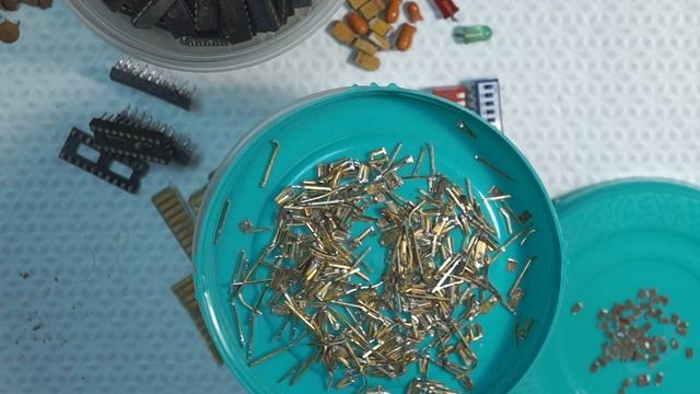 Золотая клавиатура, генераторы с секретом и много другое в этом обзоре импортных плат с мусорок. смотреть онлайн