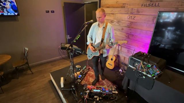 LIVE at The Woodcroft with Boss RC-600 #bossrc600 #rc600 #acoustasonic смотреть онлайн