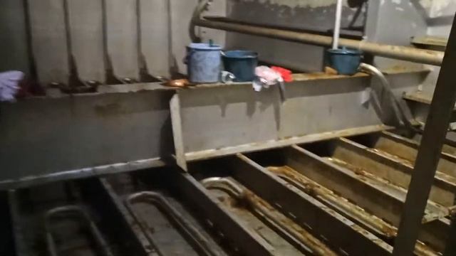 Зачистка трюмов от осадка подсолнечного масла. смотреть онлайн