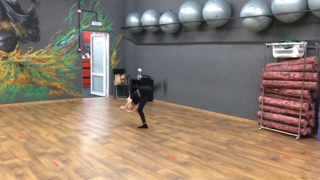 Колесо, подводящий к маховому сальто (колесо без рук) смотреть онлайн