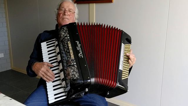 Dallape accordion top model 1971 140 bass 5 voices for sale in Australia смотреть онлайн