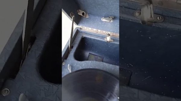 Патефон Н. К. М. (1941 год) , Ленинградский граммофонный завод.