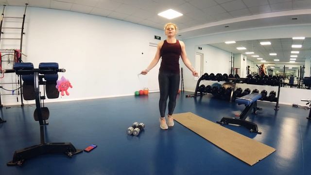 Тренировка с гантелями и скакалкой! Функциональная идеальная суббота - сила и выносливость) смотреть онлайн