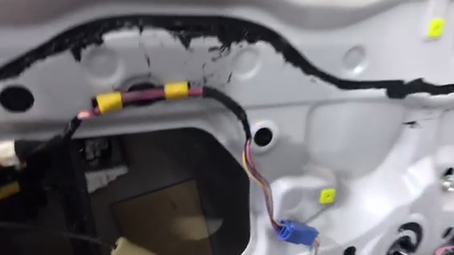 Тойота Ленд Крузер 200, много ли тут заводских шумоизоляционных материалов и насколько эффективны смотреть онлайн