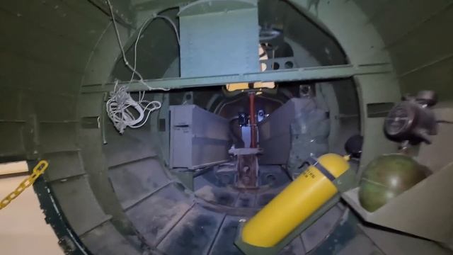 Detailed tour through a Boeing B-17 Flying Fortress смотреть онлайн
