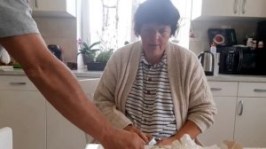 Светлана даёт щенкам суспензию от глистов