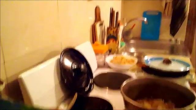 Квашеная капустка на шкварках с картошечкой в мундирах. смотреть онлайн