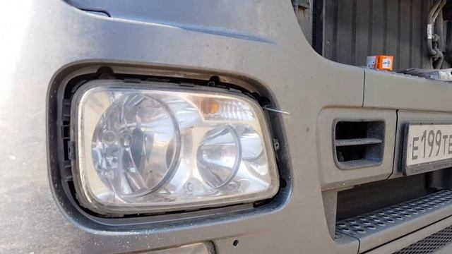 Как поменять лампочку в фаре Мерседес актрос смотреть онлайн