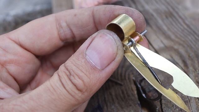 Making a fishing lure Jig Locust with a movable hook смотреть онлайн