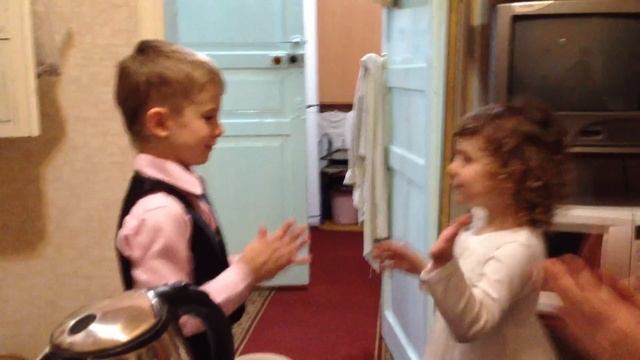 Пришла на праздник елка