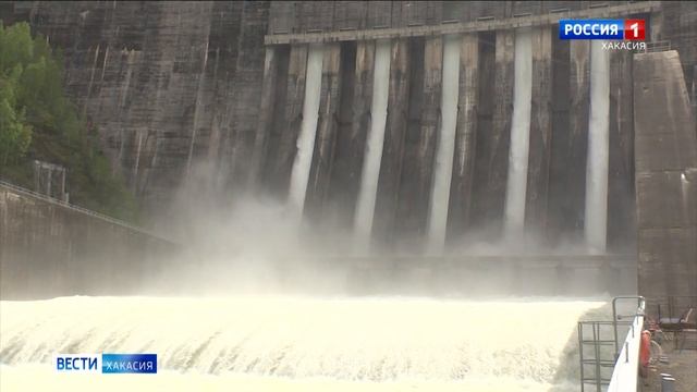 Рекордно низкий уровень воды в Енисее заставил энергетиков перераспределить нагрузку на станции смотреть онлайн