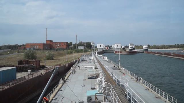 Подход к верхней причальной стенке Кочетовского шлюза без правого двигателя смотреть онлайн