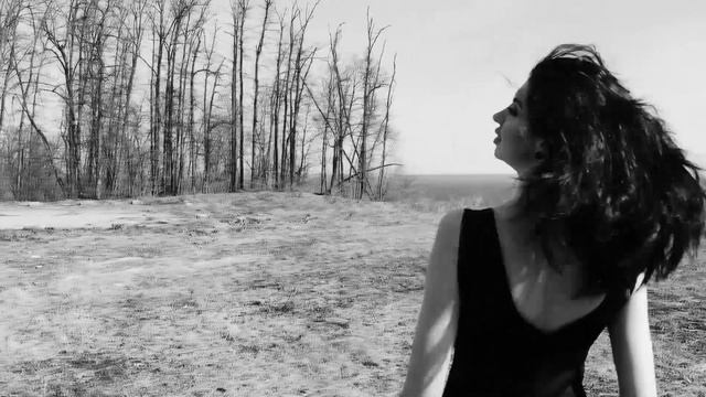 Девушка в платье Rentaholic смотреть онлайн