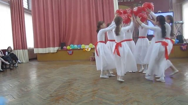 Танец с сердечками 06.03.2015 4 класс