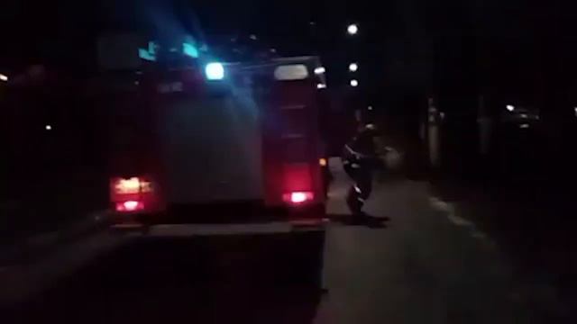 На улице Ленина в Зернограде ночью загорелся двухэтажный дом смотреть онлайн