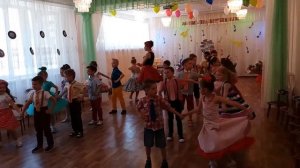 Прощальный танец детей и воспитателя на выпускном в детском саду.