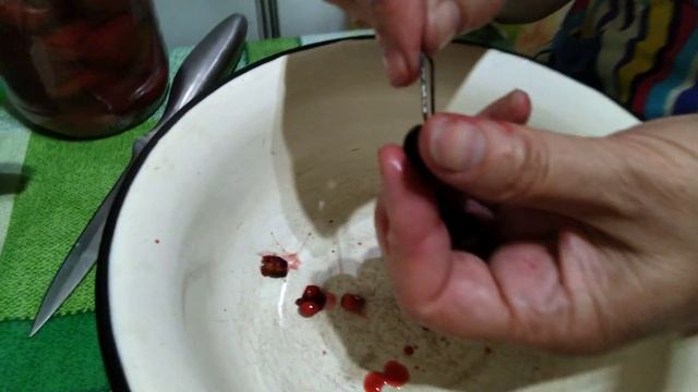 Как вытащить косточку из вишни смотреть онлайн