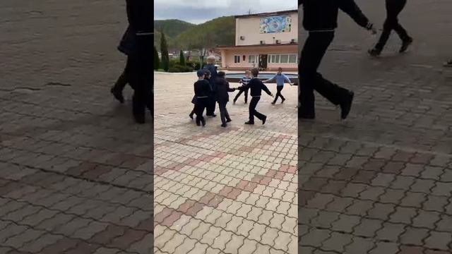 1 а класс - перед театром.mp4