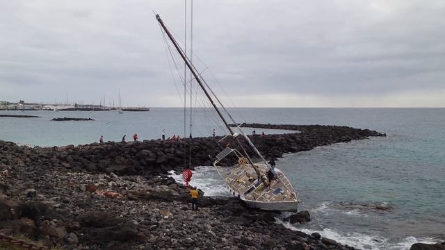 Яхта затонувшая на Канарах, остров Лансароте #lanzarote #canary #playablanca #canarianlanzarote смотреть онлайн