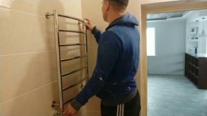 Установка полотенцесушителя в частном доме, после укладки плитки.