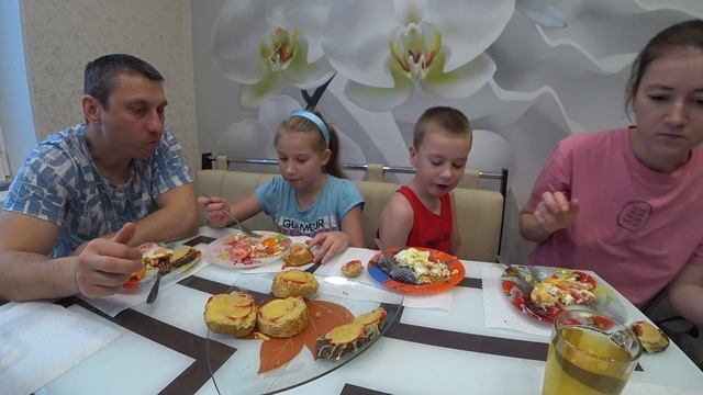 МУКБАНГ ЯИЧНИЦА С ОВОЩАМИ И ГРЕНКИ С СЫРОМ ДЛЯ СЕМЬИ | MUKBANG FRIED EGG #StepFamily #mukbang