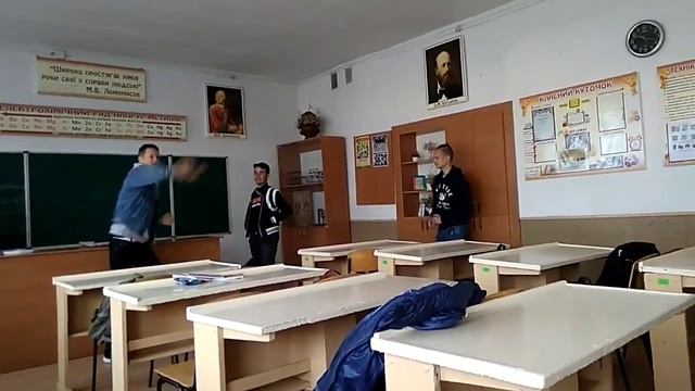 ЧЕМ ЗАНИМАЕТСЯ 10 КЛАСС НА ПЕРЕМЕНЕ?|ДИКИЙ ТРЭШ В ШКОЛЕ смотреть онлайн
