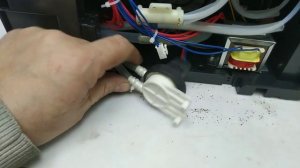 Polaris PACM2060 вода выходит, но машина сообщает что подача воды заблокирована.