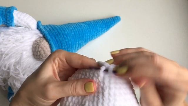 Новогодний гномик крючком. Мастер-класс. Часть 2 смотреть онлайн