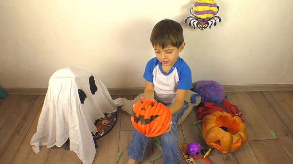 Тыква со слизью, глазами и привидение с подарками на Хэллоуин Привидение в слизи