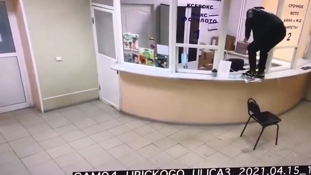 БЕЗ МАСКИ разбил стекло на почте и забрал посылку смотреть онлайн