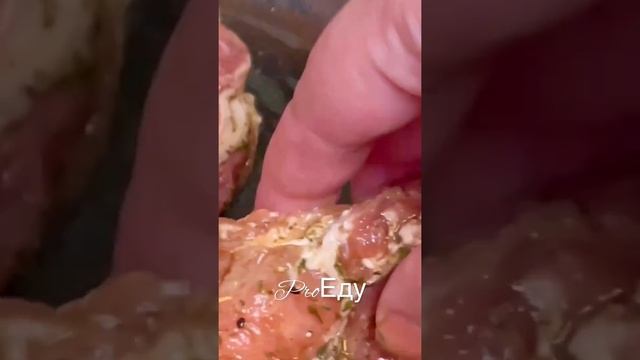 Без такого рецепта тебе не обойтись. Стейк из свинины: сочное мясо идеальной прожарки. ??✌️ смотреть онлайн
