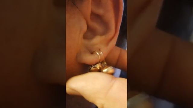 Две золотые советскиу серьги шары,висячие,,французкий замок.Левое ухо.В двух дырочках..... смотреть онлайн