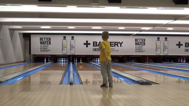 Mosabowling/Tapanila Erä. Играю в боулинг! смотреть онлайн