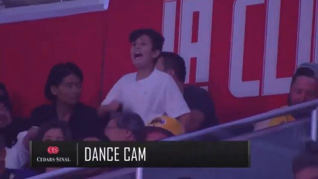 Kid baits NBA camera and flashes free Hong Kong shirt смотреть онлайн