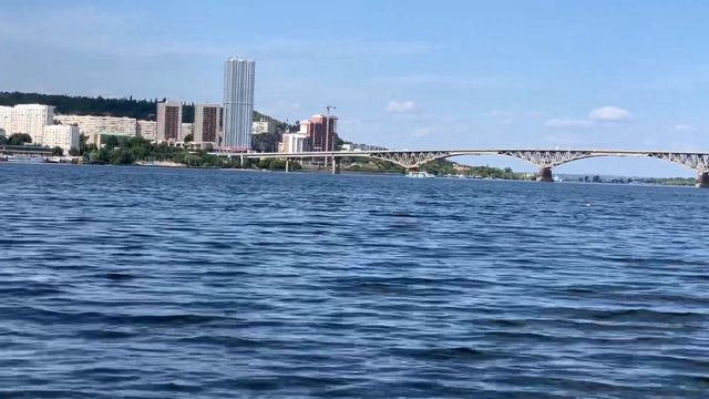 Вид на Саратовскую Набережную с острова напротив смотреть онлайн