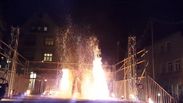 Встретили Новый год на площади города.Как немцы празднуют Новый год.Салют.Факельное шоу смотреть онлайн