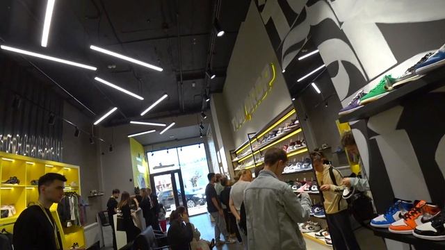 ОТКРЫТИЕ МАГАЗИНА КРОССОВОК В ОМСКЕ TVOI.DROP 09.09.2023 | ОРИГИНАЛЬНЫЕ КРОССОВКИ смотреть онлайн