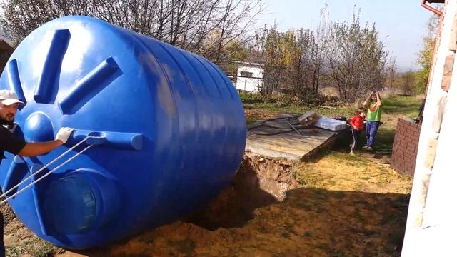 Установка 10 кубовой пластиковой бочки в её яму