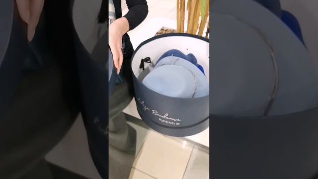 Как у Одри / серо-голубая шляпа / стиль Тиффани смотреть онлайн