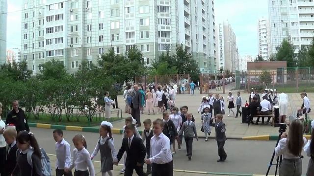 В школу идут 2 и 4-е классы. смотреть онлайн