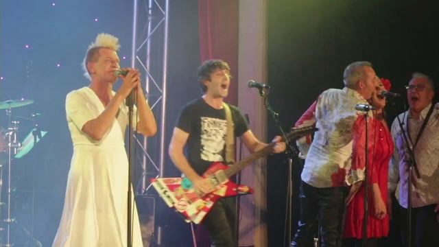 Painters and Dockers "I know better queens than that". смотреть онлайн