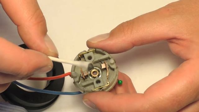 Audi A6 Avant C4 ремонт насоса центрального замка. Reparatur Der Zentralverriegelungspumpe