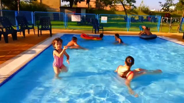 Дети купаются на бассейне/Игры в бассейне/