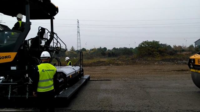 Каток LiuGong и асфальтоукладчик LiuGong.mp4