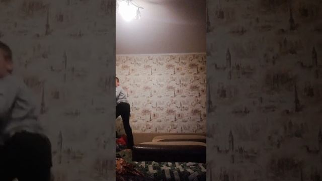 Как научиться задние сальто и переднию дома на кровати часть 1 смотреть онлайн