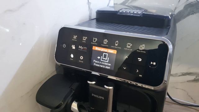 How to clean brew group on Philips LatteGo EP4341 with a coffee oil remover tablet 4K смотреть онлайн