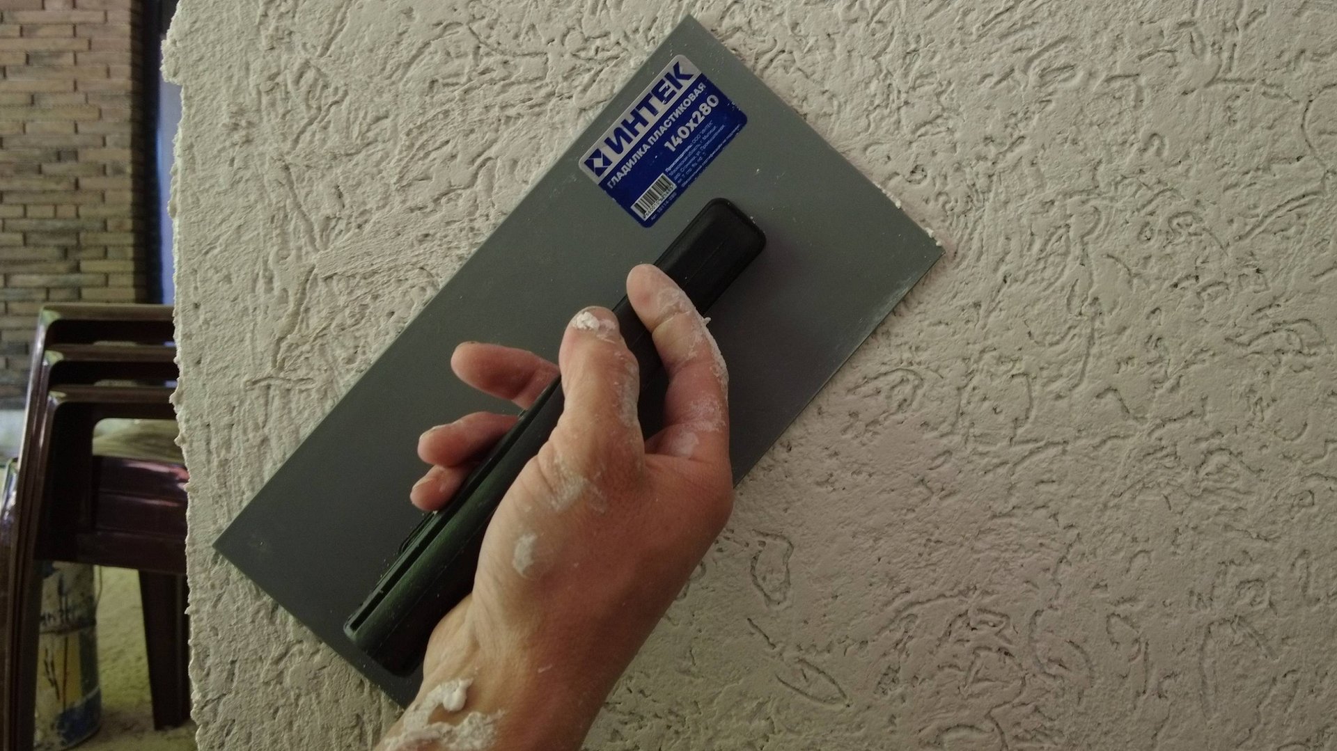 Как научиться правильно наносить декоративную штукатурку Короед без пятен, переходов и стыков СТ64 смотреть онлайн