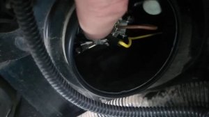 Замена ламп ближнего света на Niva Chevrolet.Открываем зажим-держатель!